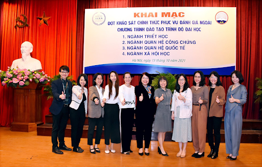 Tập thể giảng viên Khoa Quan hệ Công chúng và Quảng cáo tại Lễ khai mạc Chương trình Kiểm định 